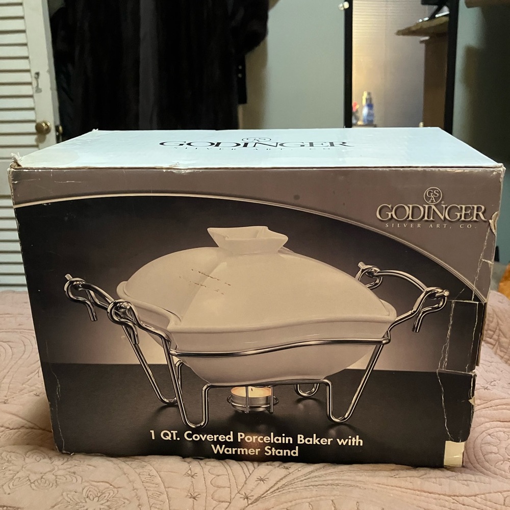 NIB Godinger Cream Porcelain Baker with Silver Stand